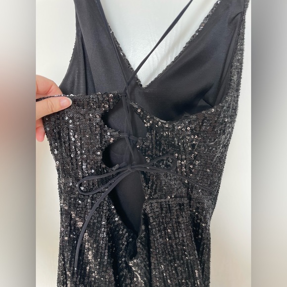 Back sequin party dress - Picture 2 of 4